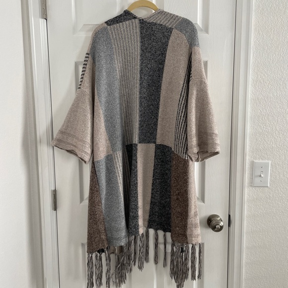 Love Riche Gray and Cream Fringe Poncho - Picture 7 of 12